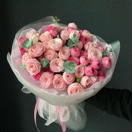Bouquet of bushy peony-shaped roses and eucalyptus "Pink dreams"