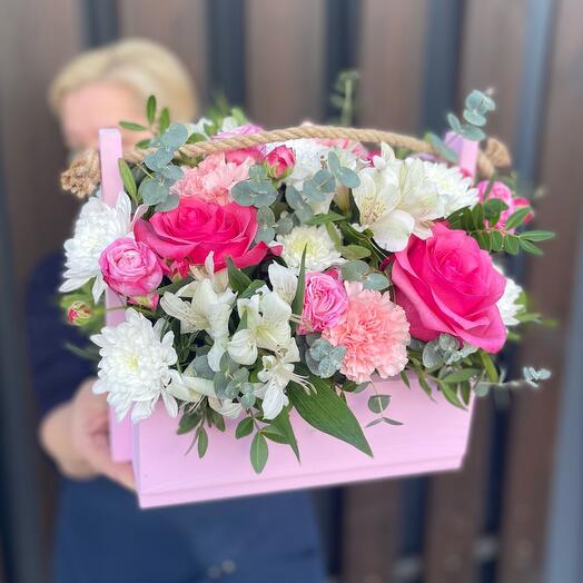 Composición en Caja de tonos rosados con rosas y Dianthus