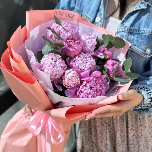 Букет из 13 пионов