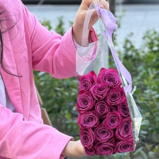 15 фиолетовых роз в прозрачной сумочке