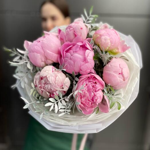 Розовые пионы с зеленью