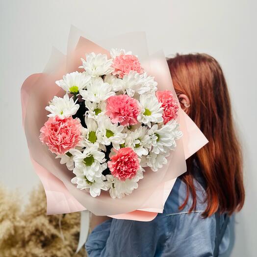 Bouquet of daisies with pink dianthuses "Chamomile tenderness"