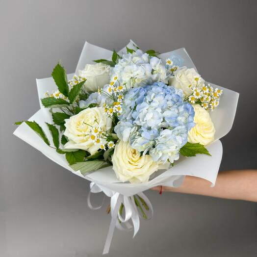 Original bouquet of white roses, hydrangeas and daisies