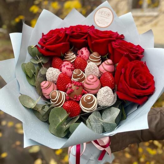 Bouquet with chocolate-covered strawberries 300 Berry Mood with red roses