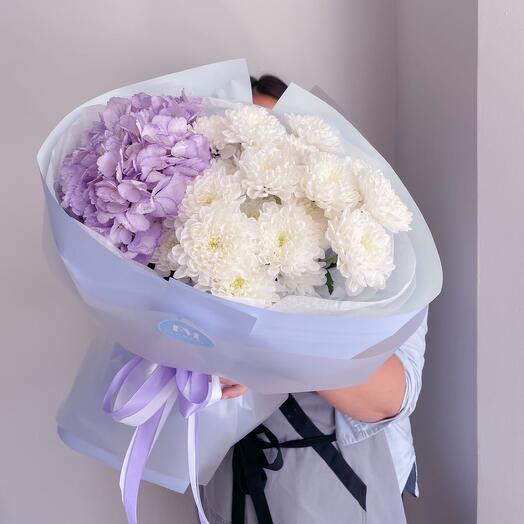 Букет из гортензии и голландских хризантем