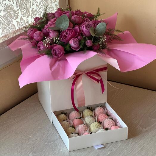 Цветы в шкатулке с клубникой в шоколаде