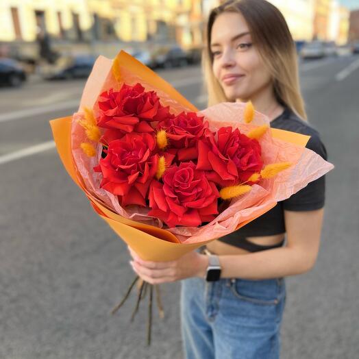 Букет из французских роз и лагуруса