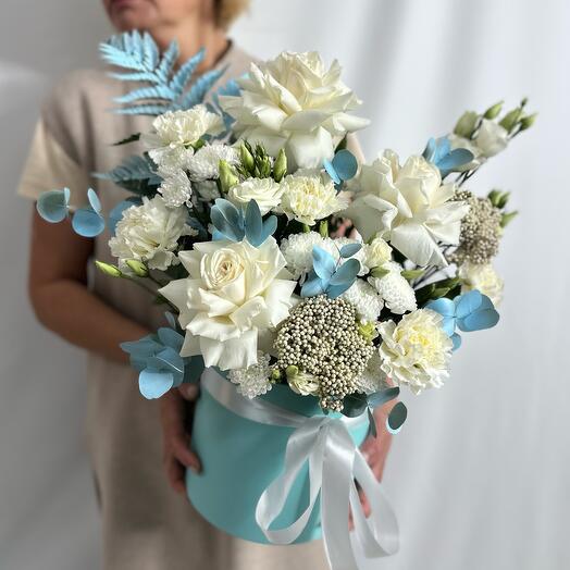 Цветы в бирюзовой коробке
