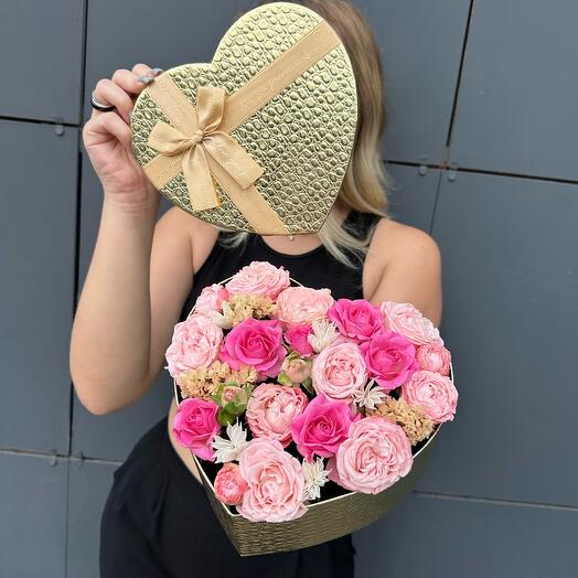Кустовые пион розы в коробке «Пионовидное сердце» 💞