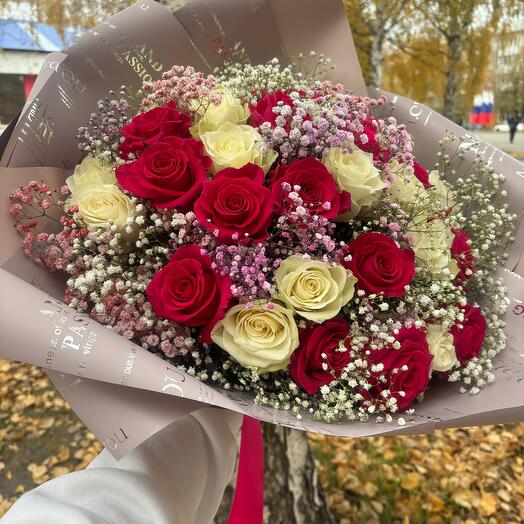 Букет из роз и гипсофилы