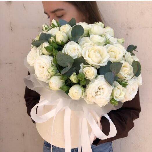 Белые кустовые розы в коробке