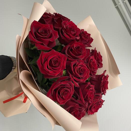 Моно букет из красных роз 15 штук