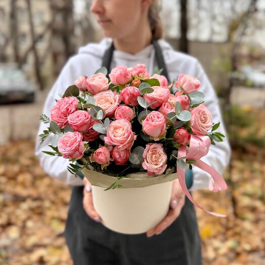 Caja con rosas de peonía y eucalipto fragante