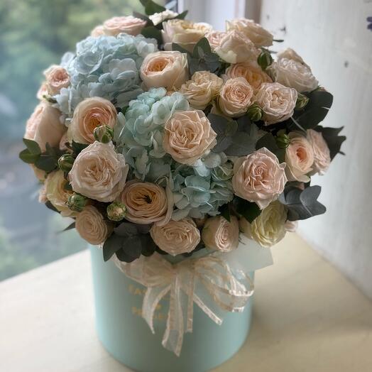 Peony-shaped roses with hydrangea in a box