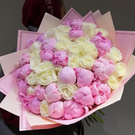 Букет из розовых пионов и белых роз