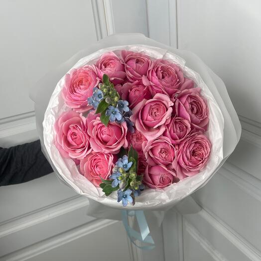 Авторский букет из пионовидной розы "Silva Pink" и незабудки