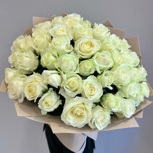 Букет белые розы в упаковке. 45 шт