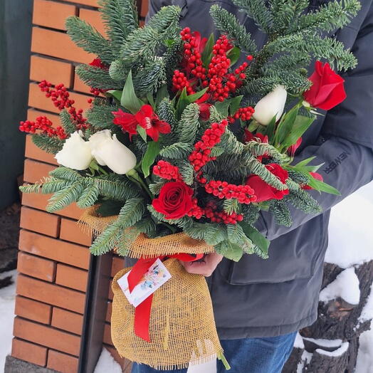 Новогодний букет с розами и илексом