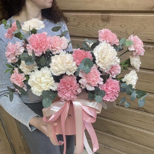 Коробка с диантусами и эвкалиптом