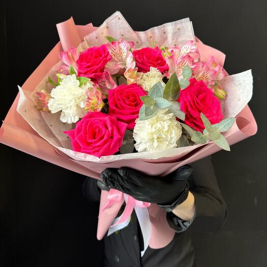 Ramo de autor de rosas, Dianthus y alstroemeria con eucalipto