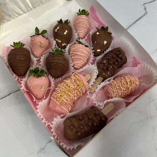 8 fresas cubiertas de chocolate, 4 plátanos cubiertos de chocolate