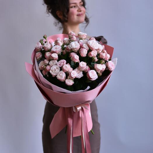 Нежный букет из  кустовых  розовых ( пион) роз