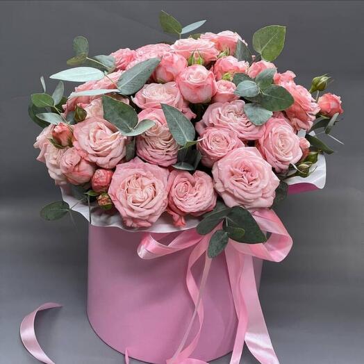 Букет из пионовидных роз в шляпной коробке