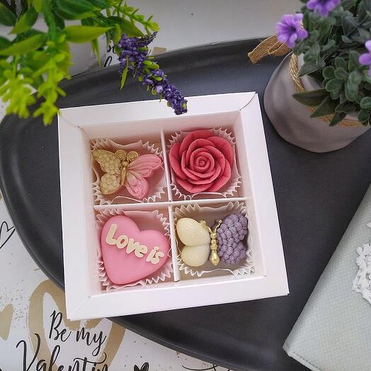 Набор шоколада ручной работы к 14 февраля Love is