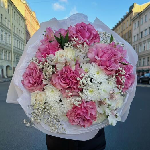 Букет с пионовидными розами Кантри Блюз, кустовой хризантемой, белыми розами, альстромериями и гипсофилой