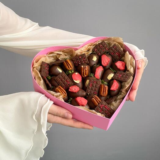 Клубника в молочном шоколаде, набор "Сердце полное любви"