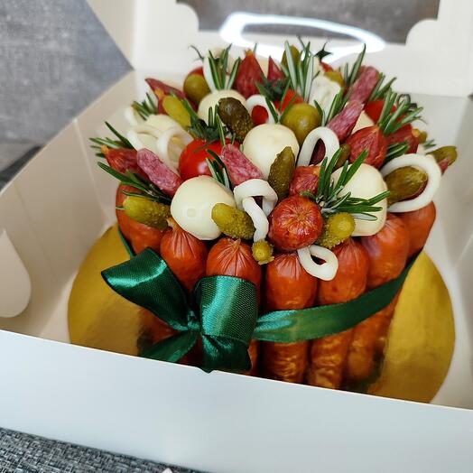 Закусочный бенто-торт с сыром и колбасой