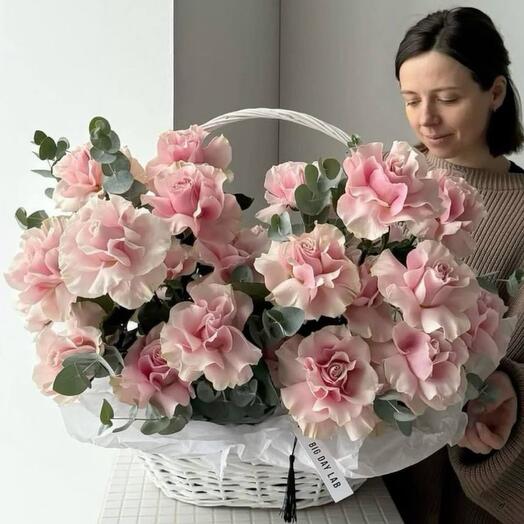 Корзина с нежными французскими розами