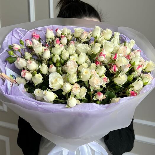 Букет из кустовых роз белые ,розовые