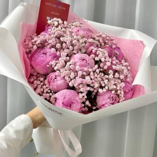 17 пионов с гипсофилой