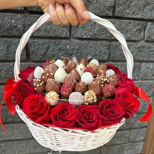 Клубника в бельгийском шоколаде с розами