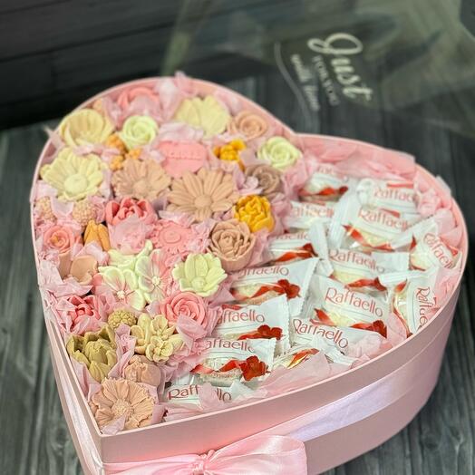 Коробка сердце с шоколадными цветами