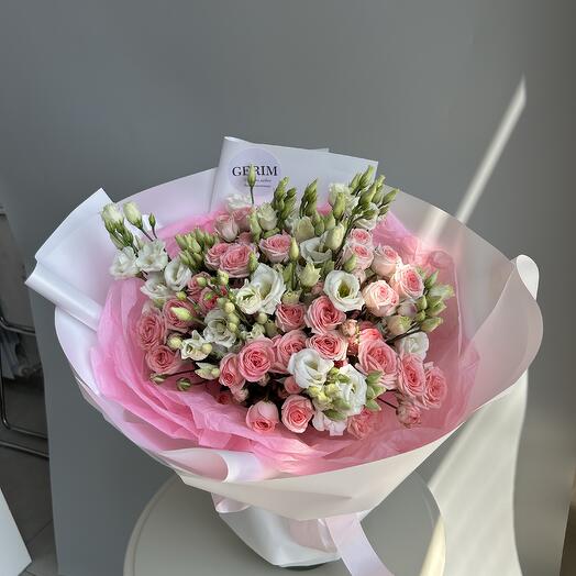 Кустовые розы с эустомами