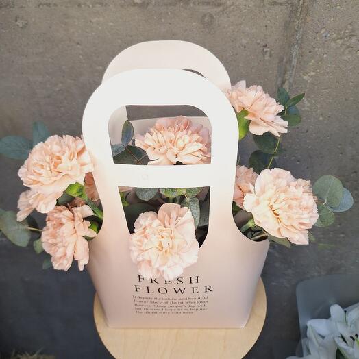 Сумочка с диантусами и эвкалиптом