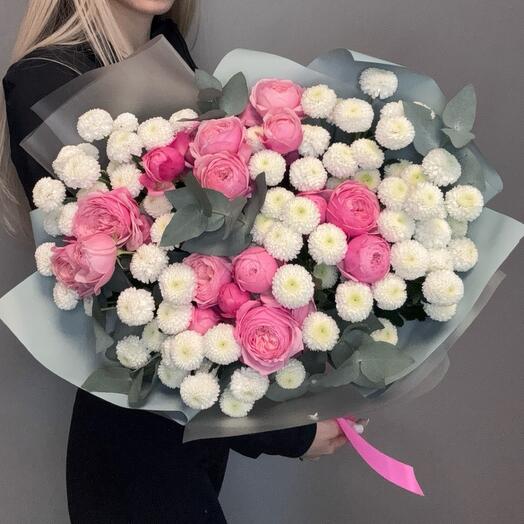 Букет из пионовидных розовых роз и хризантем шарики 🎀