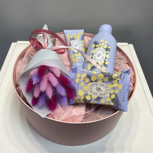 Подарочный набор комплимент из сухоцветов и уход за руками и телом