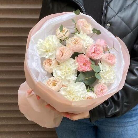 Нежный букет пион роза и диантус с эвкалиптом (сб 128)