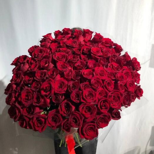 Букет из 101 красной розы "Цветочный сюрприз"
