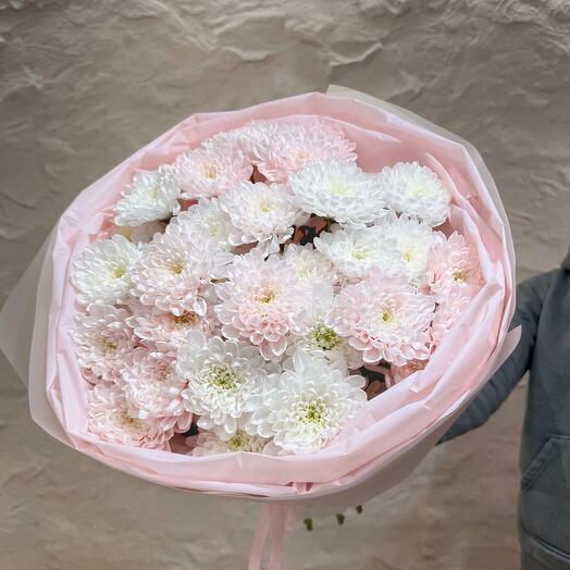 Букет з біло-рожевих хризантем