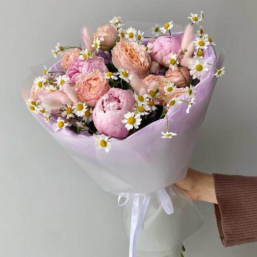 Букет из пионов, кустовых роз и ромашек