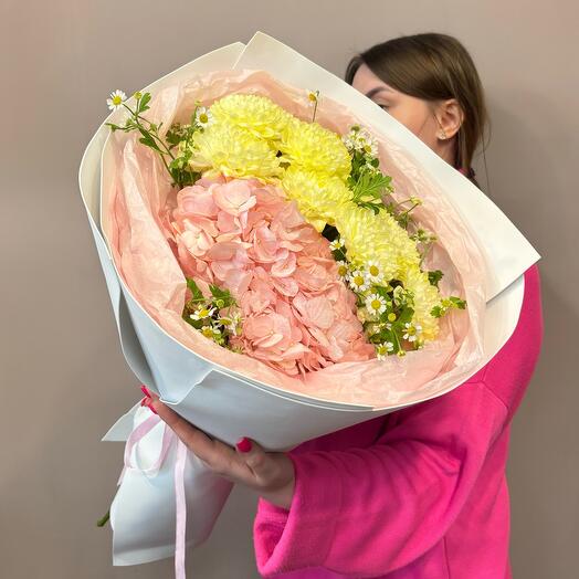 Bouquet with pink hydrangea and lemon chrysanthemum