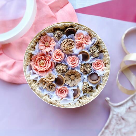 Бокс с щоколадными цветами и конфетами 🌸
