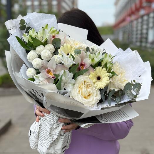 Букет из орхидей, кремовых роз, хризантем и альстромерий