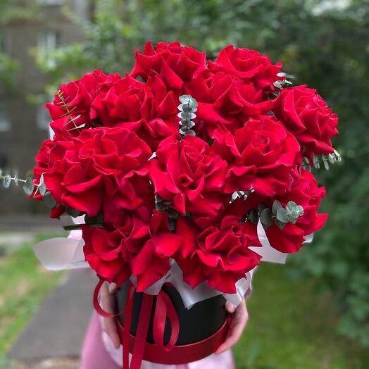 Красные розы в коробке с эвкалиптом