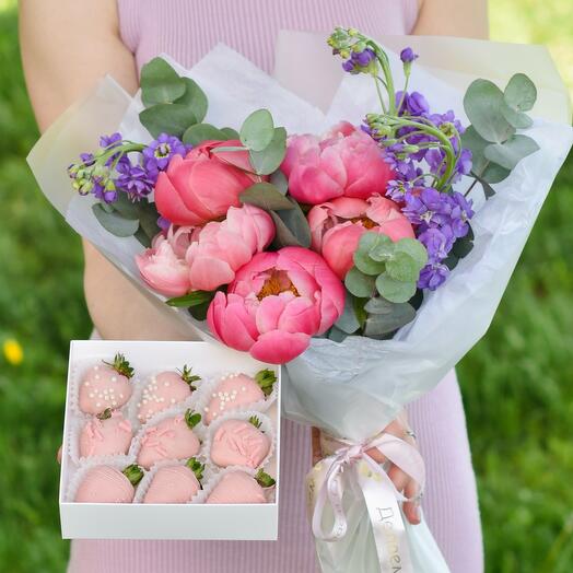 New!Букет пионов, матиолы эвкалипта «Summer vibes» и клубника в шоколаде 9-12 шт