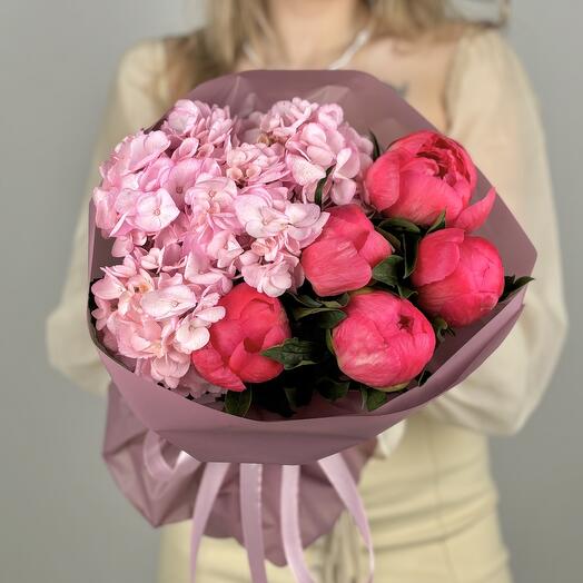 Пионы Coral Charm и гортензия